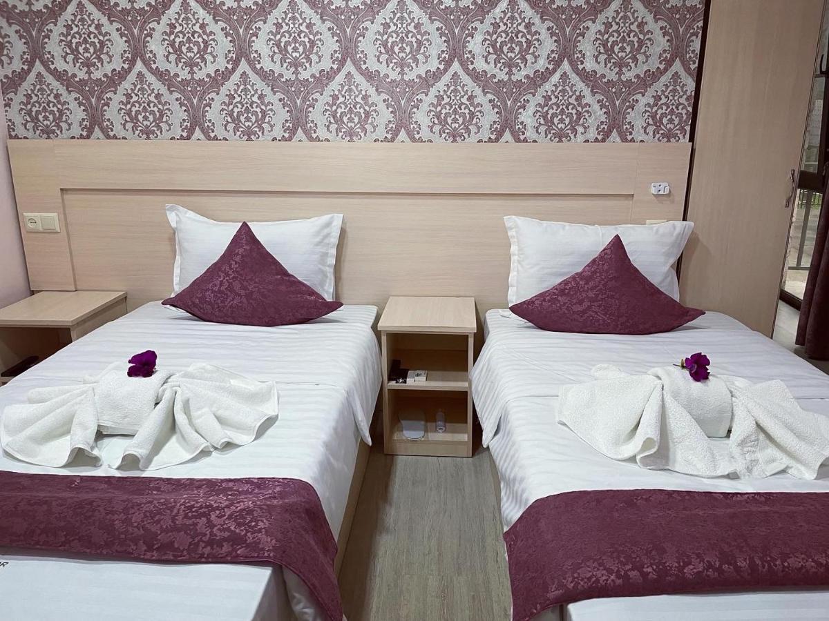 Kamar Hotel Иджеван Екстериор снимка