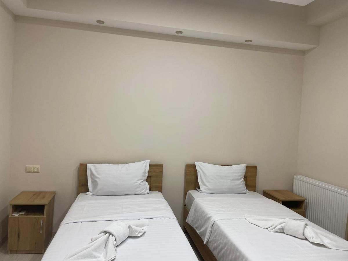 Kamar Hotel Иджеван Екстериор снимка