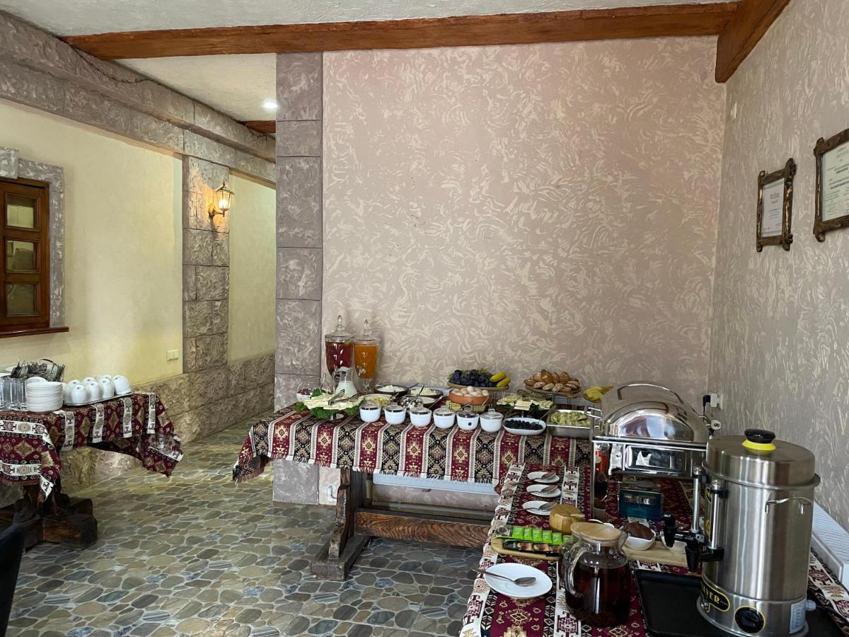 Kamar Hotel Иджеван Екстериор снимка